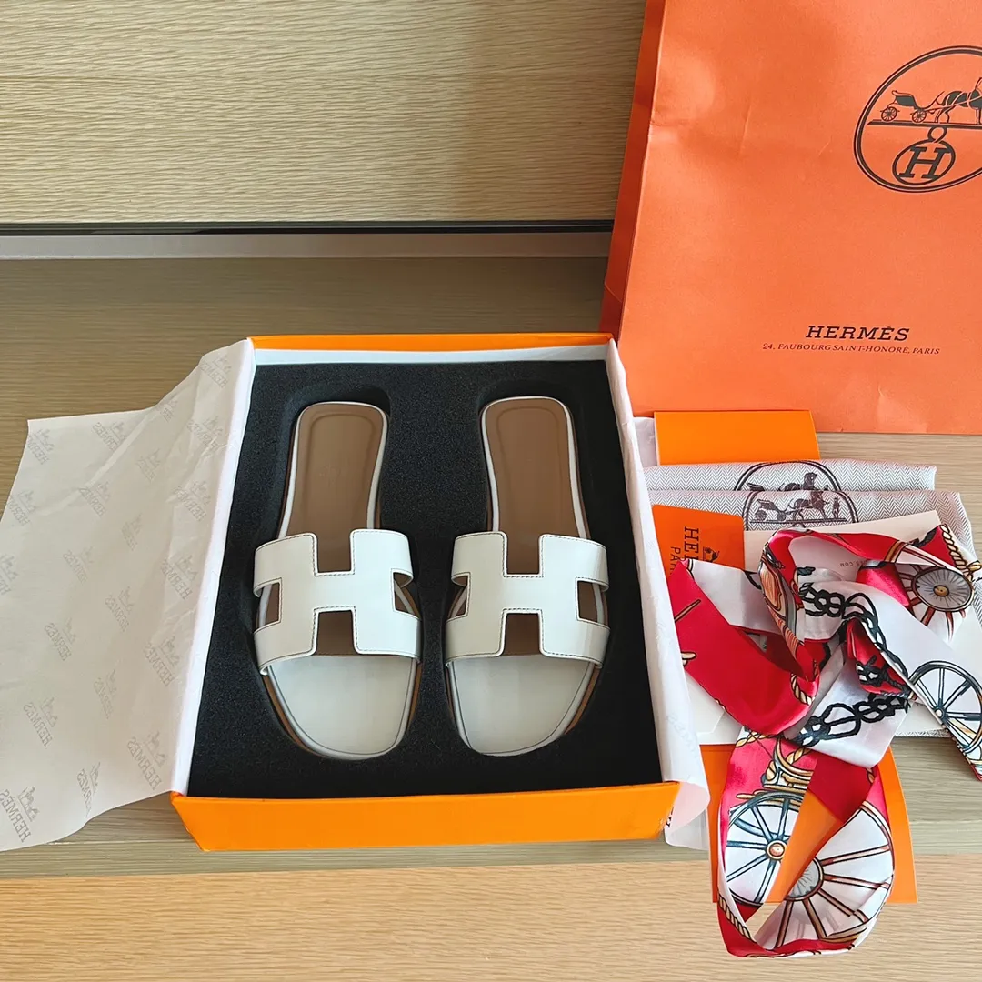 👟👟Ex-factory price 480👟👟Hermès) The packaging has been upgraded, and the layout and workmanship materials have been upgraded. Hermes®🔴Handmade Shoes👟👟 👟👟 Product Hermes Slippers🐎 —————————— The 2023 early spring new model is the same as the original version, purely handmade by masters! ❥High-end customization, exclusive products, industry❥Using: Hermers upper: Italian imported cowhide + original custom-grade Australian sheepskin feet + genuine leather outsole (pursuing walking comfort) 👟👟 ~~〰〰〰〰❥ Packaging: ✔🚦Pay attention to the exclusive packaging 〰Original quality on sale━━━━Hermes━━━━━ size: 35-40 (34.41.42 custom-made, non-refundable)